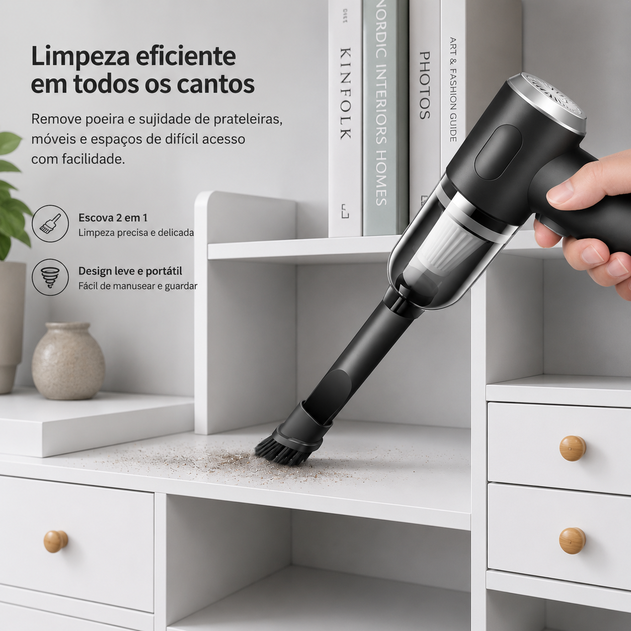 Aspirador portátil para carro em uso, mostrando limpeza eficiente de prateleiras e locais de difícil acesso.