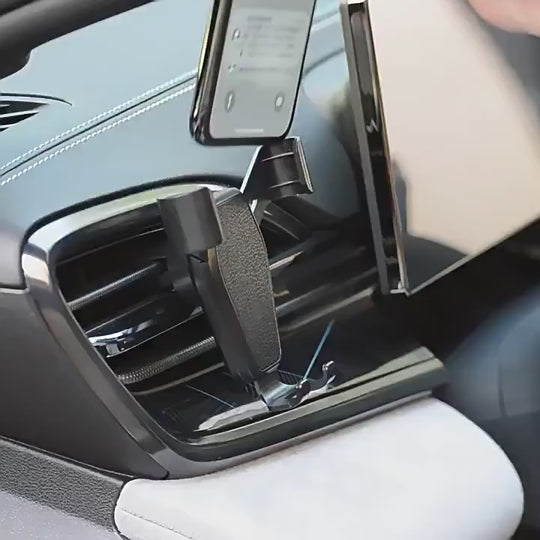 Suporte Telemóvel Carro com Fixação por Gravidade montado na grelha do carro, ideal para smartphones.